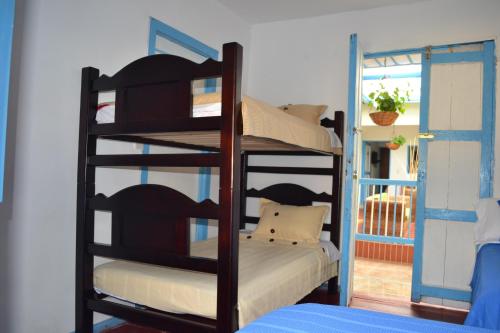 a bunk bed in a room with a bunk bed at Hostal Bosque de Niebla in Salento