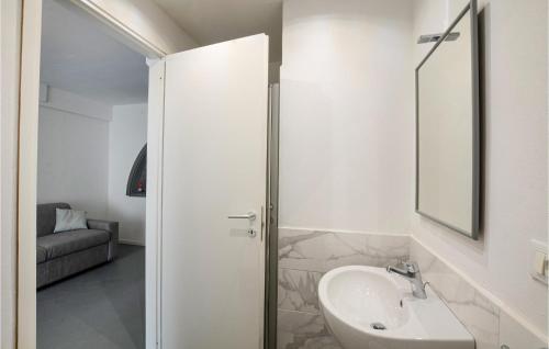 baño con lavabo y puerta de ducha acristalada en 1 Bedroom Cozy Apartment In Camaiore, en Camaiore