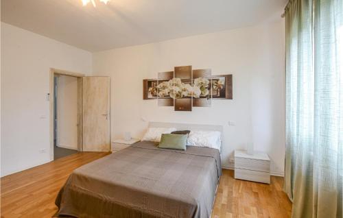 1 dormitorio con 1 cama grande en una habitación en 1 Bedroom Cozy Apartment In Camaiore, en Camaiore
