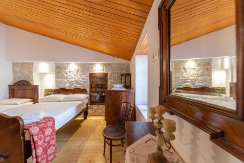 Antique Central Komiža House Nona Nika