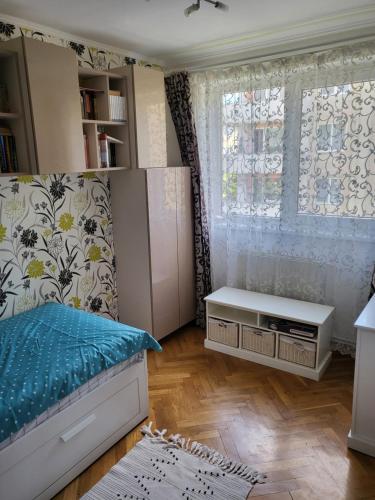 una piccola camera con letto e finestra di Apartament Florilor a Baia Mare