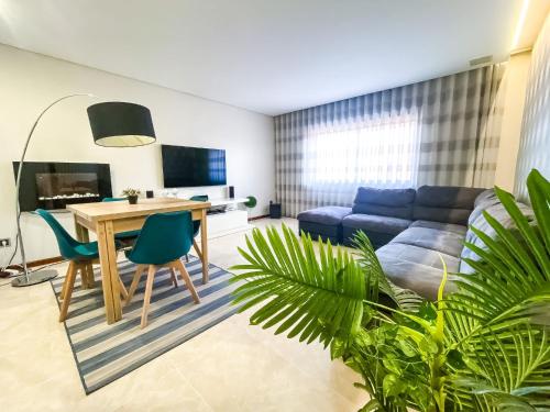 uma sala de estar com uma mesa e um sofá em Mar&Sal Vila do Conde em Vila do Conde
