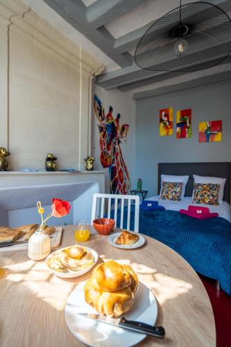Cette chambre comprend une table avec des assiettes de nourriture. dans l'établissement Sophie 2 pers à 20 minutes de Beauval, à Montrichard
