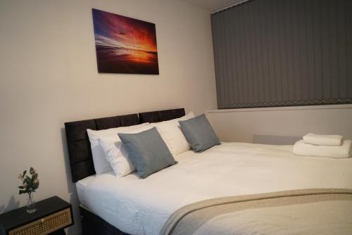En eller flere senge i et værelse på Modern 1 & 2 Bed Apartments, Desborough, Kettering, Sleeps 3, Free Parking, WIFI, Ideal for Families & Relocations