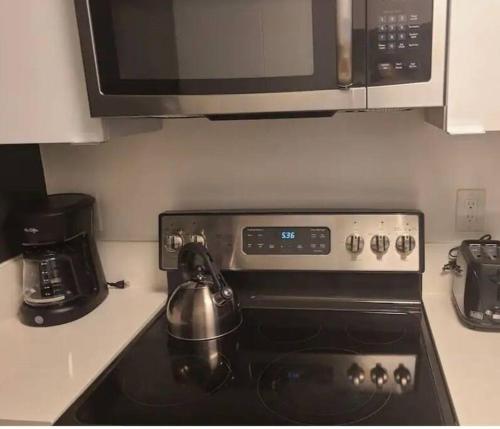 A kitchen or kitchenette at 2bedroom Downtown Los Angeles pool and gym onsite.