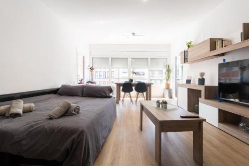 um quarto com uma cama grande e uma sala de estar em Apartment Granollers Up Live II em Granollers