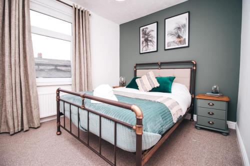 1 dormitorio con cama y ventana en Commercial House, By Solace Stays, en Newport