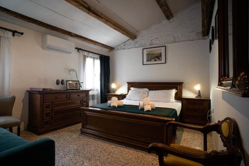 a bedroom with a bed with two teddy bears on it at Calle Seminario ChioggiaPL in Chioggia