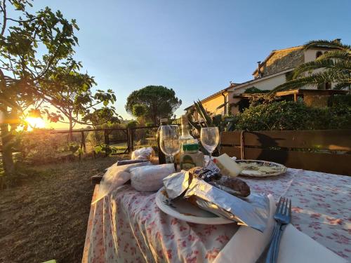 una mesa con copas de vino y un mantel en Borgo de' Muracci, en Ribolla