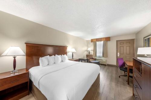 Katil atau katil-katil dalam bilik di Best Western Athens Inn