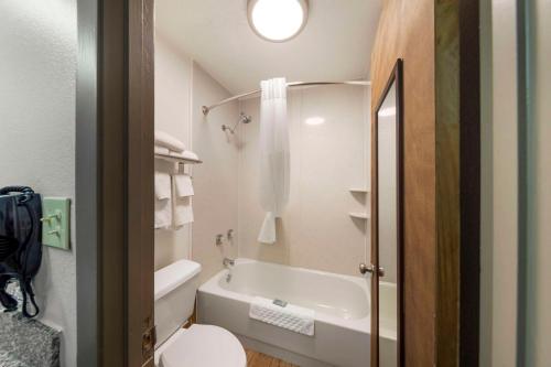 La salle de bains est pourvue d'une baignoire, de toilettes et d'un lavabo. dans l'établissement Best Western Athens Inn, à Athens