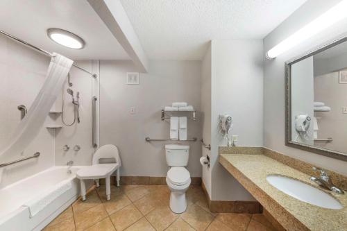Bilik mandi di Best Western Athens Inn
