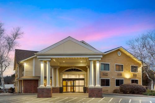 aominium building with a sunset in the background at Best Western The Inn at Sharon - Foxboro in Sharon