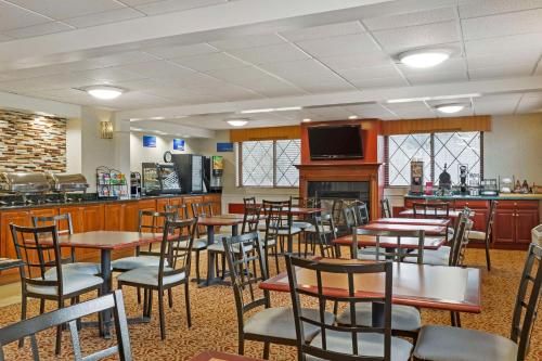 a restaurant with tables and chairs and a bar at Best Western The Inn at Sharon - Foxboro in Sharon
