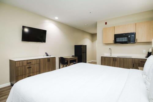 TV/Unterhaltungsangebot in der Unterkunft SureStay Studio by Best Western Conroe Downtown