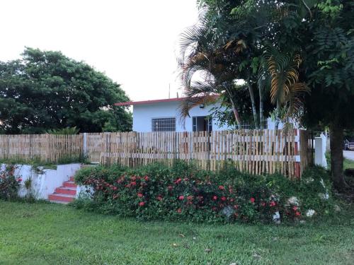 a wooden fence in front of a house at Casa de vacaciones rancho la chingada in Tecolutla