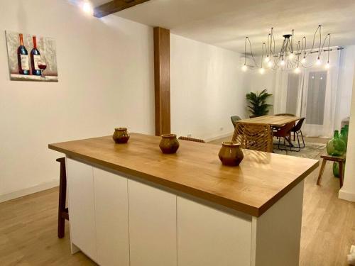 uma cozinha com um balcão de madeira num quarto em magnífica y moderna vivienda em Caravaca de la Cruz