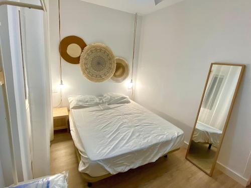 um pequeno quarto com uma cama e um espelho em magnífica y moderna vivienda em Caravaca de la Cruz