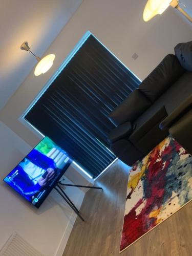 Et tv og/eller underholdning på Brand New Posh 1 Bed Lakeside Flat No parties No Events