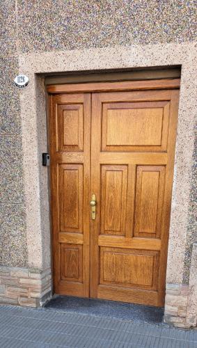 a wooden door in the side of a building at El Roble in Bahía Blanca