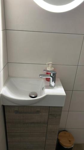 un lavabo con un grifo encima en Studio T à 5mn euro airport avec terrasse, en Saint-Louis