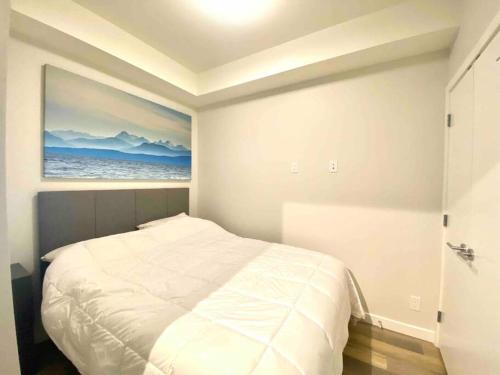 シドニーにあるPerfect Brand New Condo Downtown Sidneyのベッドルーム1室(壁に絵画が描かれたベッド1台付)