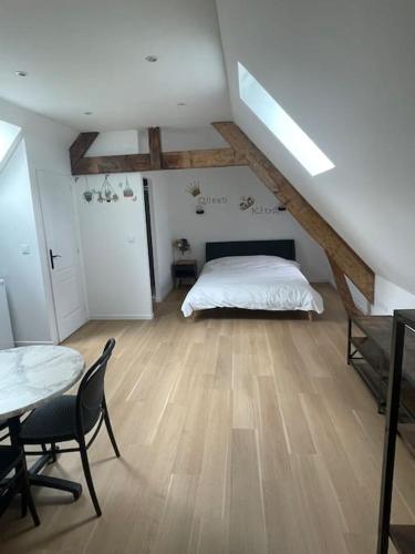 Ένα ή περισσότερα κρεβάτια σε δωμάτιο στο Studio à Centre ville de BRIVE LA GAILLARDE