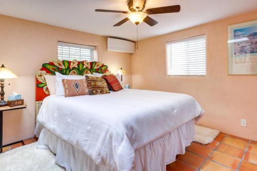 1 dormitorio con cama blanca y ventilador de techo en Charming Santa Fe Vacation Rental - Near Casino, en Pojoaque