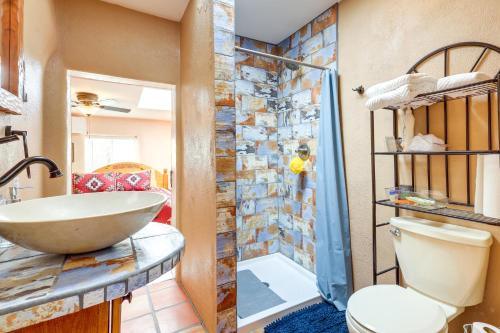y baño con aseo y lavamanos. en Charming Santa Fe Vacation Rental - Near Casino, en Pojoaque