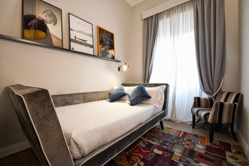 Cama ou camas em um quarto em The Independent Suites