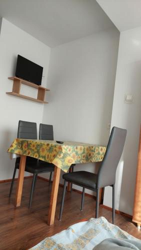 Μια τηλεόραση ή/και κέντρο ψυχαγωγίας στο Pokoje Gościnne Róża