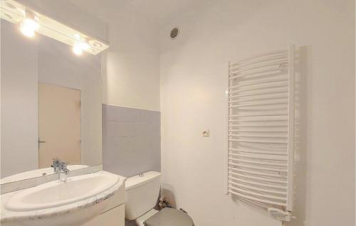 Baño blanco con lavabo y aseo en Amazing Apartment In Cosne-cours-sur-loire With Wifi, en Cosne-Cours-sur-Loire