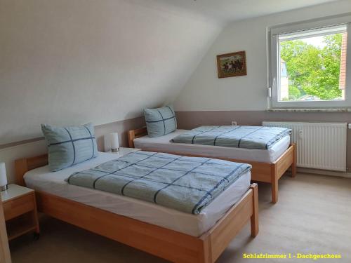 フルダにあるFewo Fulda Neuenbergのベッドルーム1室(ベッド2台、窓付)