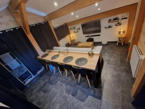 une salle à manger avec une table et quelques chaises dans l'établissement Cocon tout confort spa privatif, à Mieussy