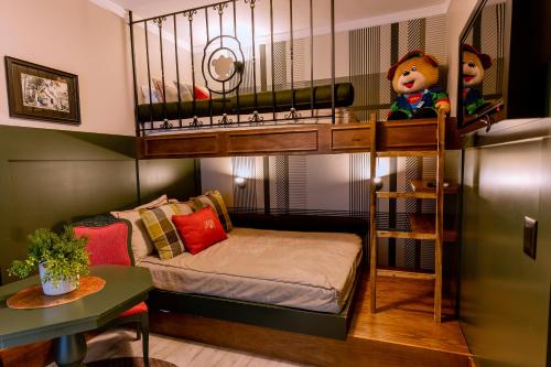 a bunk bed in a room with a bunk bed in a room at Hotel Ritta Höppner in Gramado