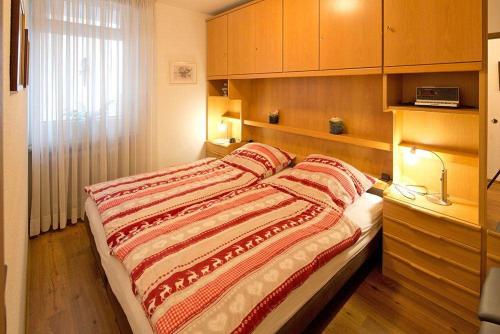 シャルボイツにあるFerienwohnung-206-im-Berliner-Hofのベッドルーム1室(毛布付きのベッド1台付)