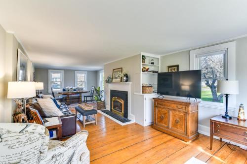 Телевизор и/или развлекательный центр в Quiet Waterfront Home Ideal Maine Escape!