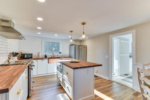 Кухня или мини-кухня в Quiet Waterfront Home Ideal Maine Escape!
