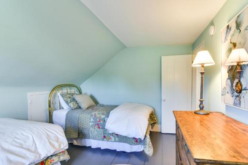 Кровать или кровати в номере Quiet Waterfront Home Ideal Maine Escape!