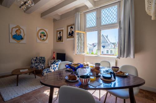 a living room with a table and chairs and a window at Mille Sabords 4 pers à 20 minutes de Beauval in Montrichard