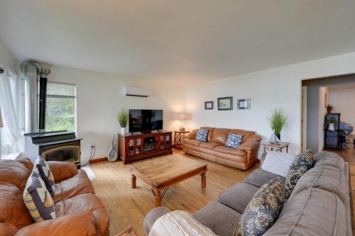 Ein Sitzbereich in der Unterkunft Cozy Beachouse View and Deck, Steps from Skagit Bay