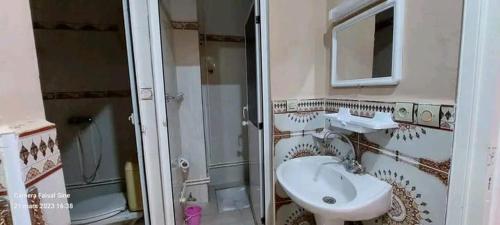 ein Bad mit einem WC, einem Waschbecken und einer Dusche in der Unterkunft Appartement ahfir in Ahfir