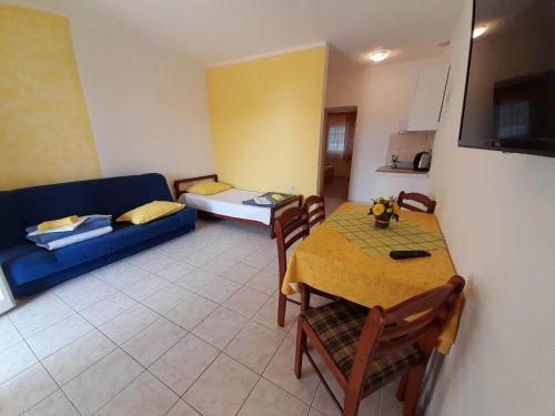 sala de estar con mesa y sofá en Apartment Gradac 11332a, en Gradac