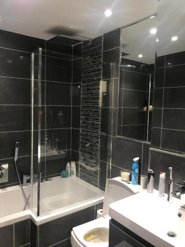 Un baño de Modern newly decorated 25 Min from City of London