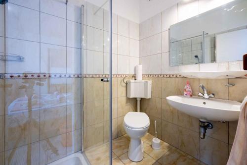 Klanfari的住宿－Apartment in Crikvenica 5316，浴室配有卫生间、盥洗盆和淋浴。