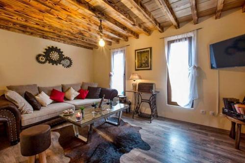 ein Wohnzimmer mit einem Sofa und einem Tisch in der Unterkunft Family friendly house with a swimming pool Gospic, Velebit - 21171 in Gospić