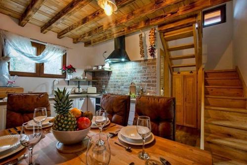 eine Küche mit einem Tisch und einer Obstschale darauf in der Unterkunft Family friendly house with a swimming pool Gospic, Velebit - 21171 in Gospić