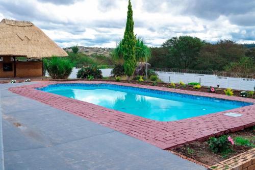- une piscine entourée d'une passerelle en briques dans l'établissement Rio Lodge, à Butterworth