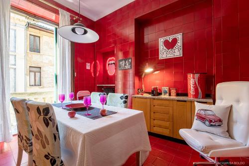 ヴェローナにあるBillie's Flat RED - art & design apt in Verona historic centreの赤いダイニングルーム(テーブル、椅子付)