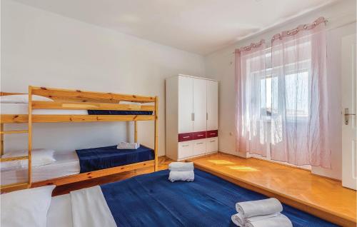 1 Schlafzimmer mit 2 Etagenbetten und einem Fenster in der Unterkunft Nice Home In Grmani With Kitchen in Šmrika